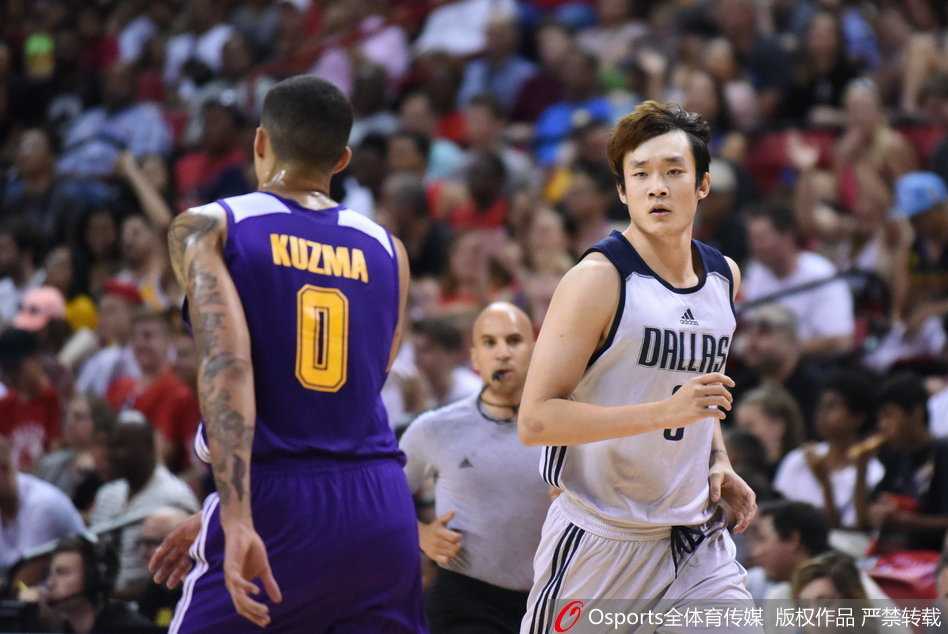 夏联征程虽落幕,追梦之心不熄灭:丁彦雨航的燃情夏天 丁彦雨航在夏季联赛半决赛中持球,面对湖人防守球员,眼神坚定,毫无惧色地准备突破。