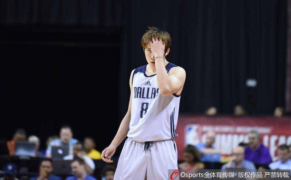 夏联征程虽落幕,追梦之心不熄灭:丁彦雨航的燃情夏天 丁彦雨航在快攻中接到队友传球,果断加速起跳上篮,动作舒展,这是他在本场比赛中的唯一一次运动战得分。