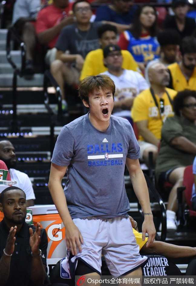 夏联征程虽落幕,追梦之心不熄灭:丁彦雨航的燃情夏天 比赛结束后,丁彦雨航与队友交流,表情虽有些许不甘,但眼神中依然透露出对未来征程的坚定与期待。