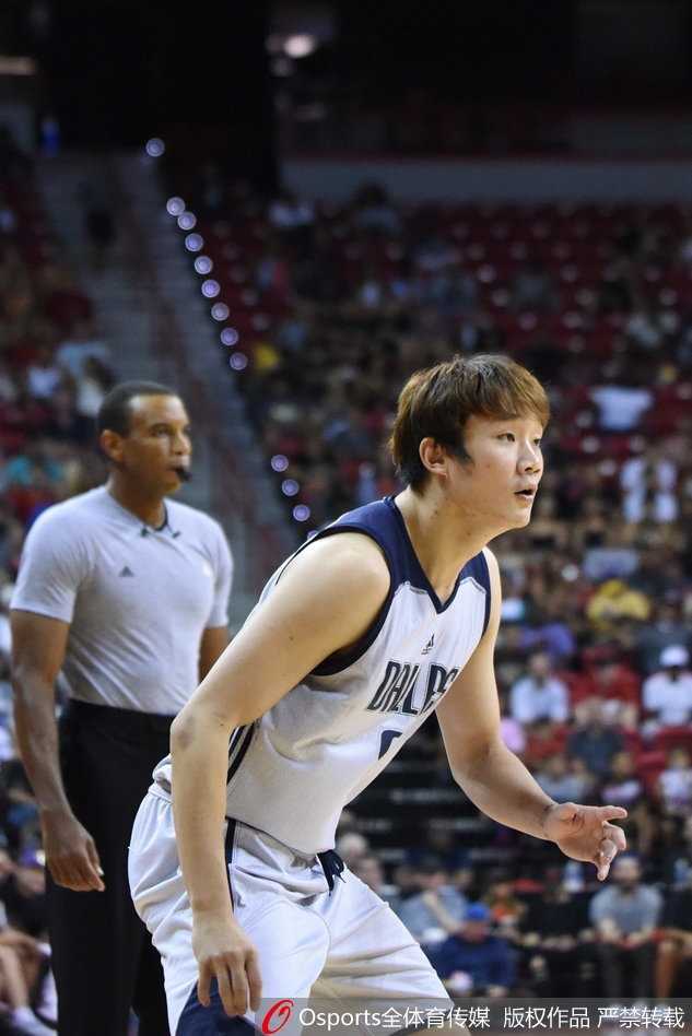 夏联征程虽落幕,追梦之心不熄灭:丁彦雨航的燃情夏天 替补席上的丁彦雨航神情专注,正在认真听取助教的战术布置,时刻准备着为球队贡献自己的力量。