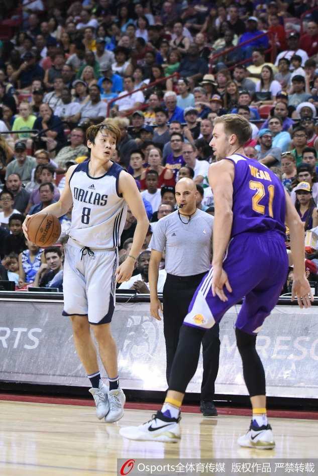 夏联征程虽落幕,追梦之心不熄灭:丁彦雨航的燃情夏天 身穿小牛8号球衣的丁彦雨航在赛前热身中练习投篮,神情轻松,肌肉线条分明,充满了力量感。