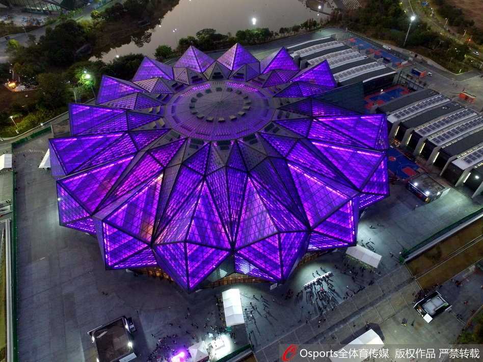 夜访水晶石:在深圳龙岗大运中心见证2018年CBA全明星赛的篮球盛宴 易建联在比赛中高高跃起,单手抓球试图完成一次势大力沉的灌篮,他的眼神坚定,对手在他面前仿佛已成背景。