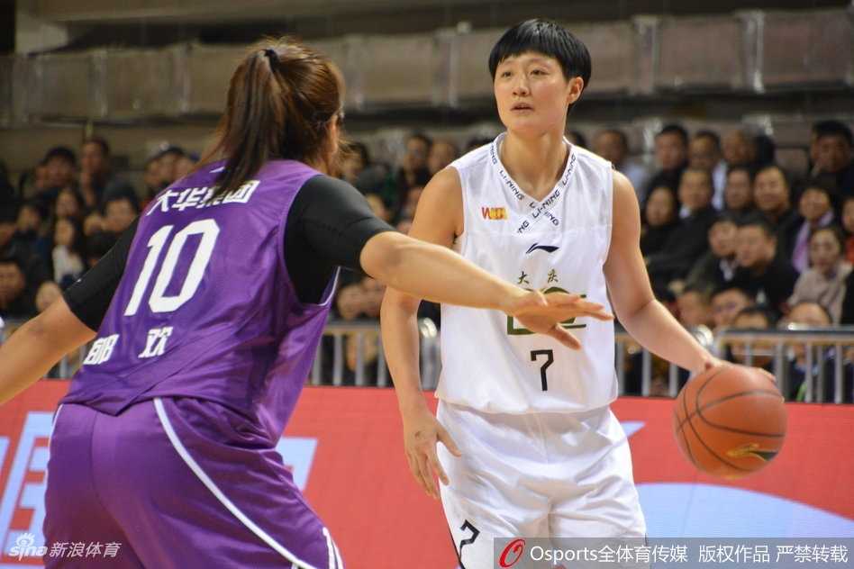 大庆队后卫如闪电般撕裂防线，一骑绝尘直捣黄龙，上海队员奋力回追却只能望其项背