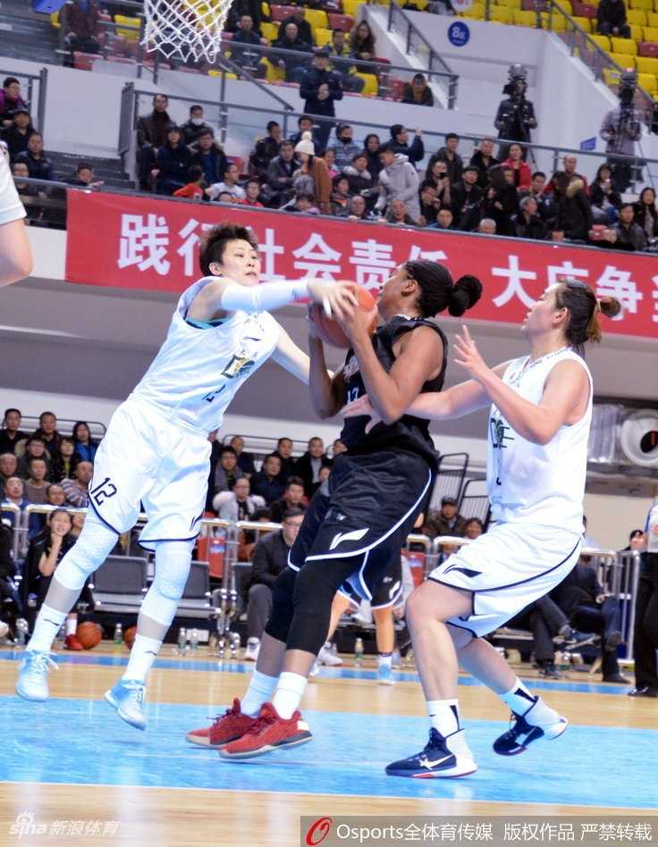 大庆女篮主场大胜陕西,刘佳岑复出引领团队攻势 陕西队外援摩根-塔克遭遇大庆女篮的双人包夹,她在严防下依然奋力跃起,试图完成一次高难度的传球。