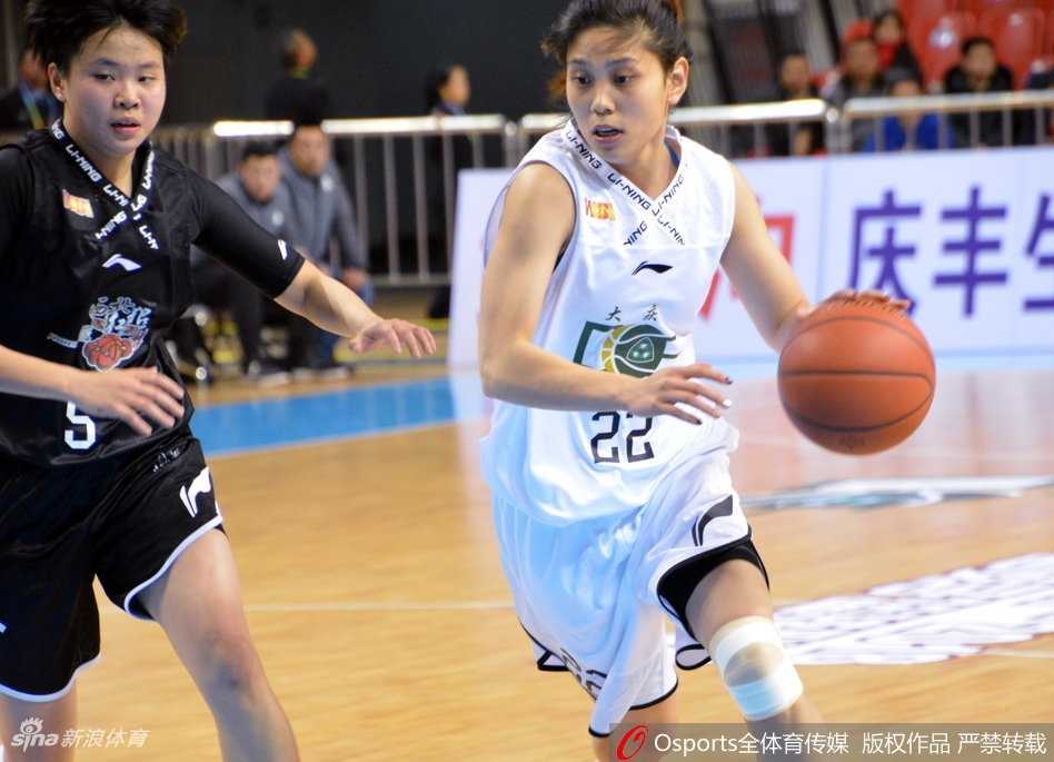 大庆女篮主场大胜陕西,刘佳岑复出引领团队攻势 赛后,大庆女篮全体队员围成一圈击掌庆祝,她们的脸上洋溢着胜利的喜悦,这场大胜为接下来的艰苦客场之旅吹响了号角。