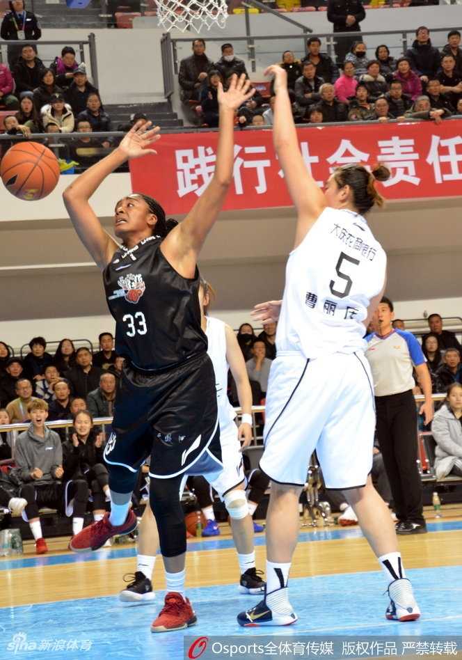 大庆女篮主场大胜陕西,刘佳岑复出引领团队攻势 面对陕西队的严密防守,大庆队后卫如穿花蝴蝶般运球突破,以一记漂亮的击地传球撕开防线,瞬间点燃了主场球迷的热情。