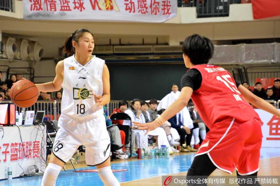 双方球员在篮下激烈拼抢篮板，手臂交织，肌肉碰撞，胜负欲在小小的篮球上燃烧。