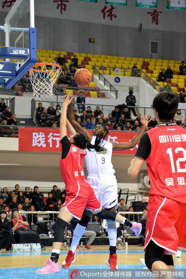 大庆女篮教练组在场边紧张指挥，主教练手持战术板，大声向场内球员布置关键战术。