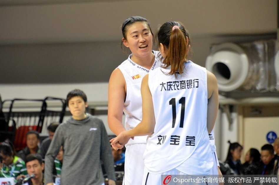 终场哨响那一刻，大庆女篮球员们激动地拥抱在一起，庆祝这场来之不易的主场胜利。