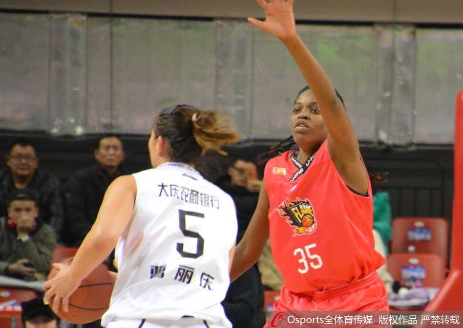 比赛结束后，大庆队的球员们紧紧拥抱在一起，汗水与喜悦交织，她们的脸上洋溢着击败强敌后难以言表的激动与自豪。