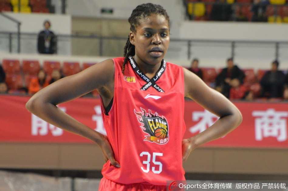 场边的记分牌定格在82-81，这简单的数字背后，是一场充满汗水、对抗与智慧的博弈，记录了大庆女篮本赛季最辉煌的胜利之一。