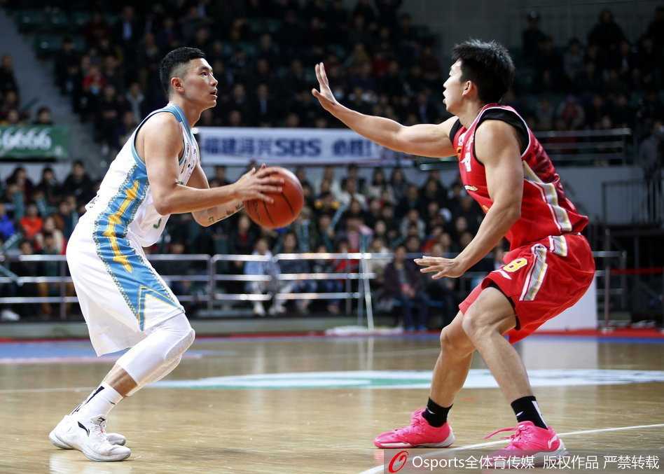 王哲林接球后顺势起跳，单臂高高举起，在八一队员的头顶完成一记势大力沉的单手劈扣，篮筐仿佛都在颤抖。