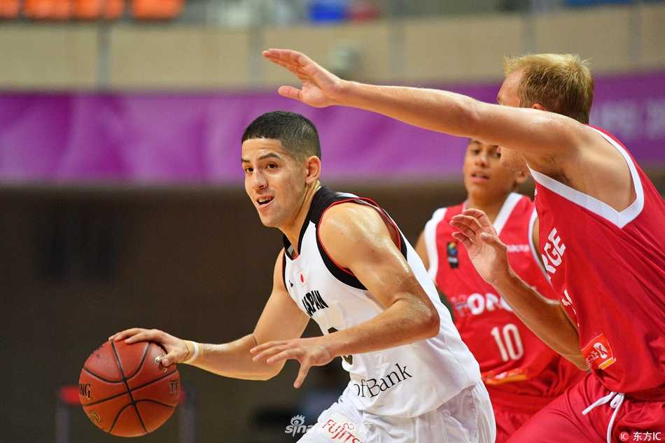 大运会男篮激战:挪威末节爆发力克日本,亚洲劲旅小组赛惜败 日本队主教练在场边大声呼喊,通过手势指挥着球员们的跑位和防守站位,焦急的神情显示出他对场上局势的关注,希望球队能尽快扭转局面。