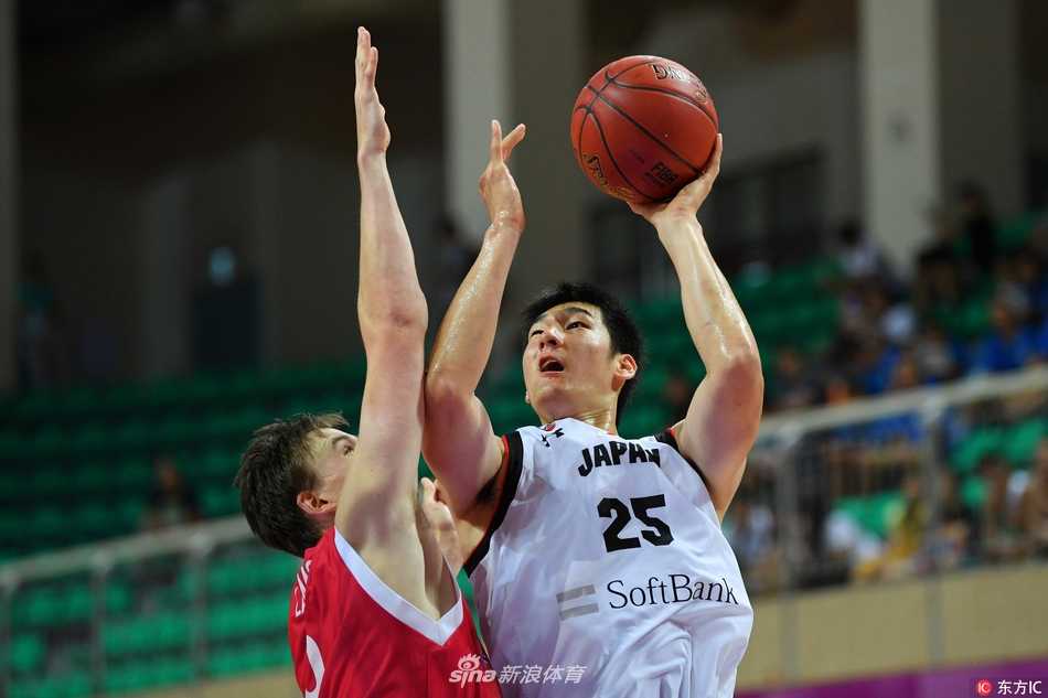 大运会男篮激战:挪威末节爆发力克日本,亚洲劲旅小组赛惜败 日本队后卫面对挪威队高大的防守球员,依然冷静地寻找传球路线,他的队友正在通过无球跑动试图拉开空间,现场观众的背景虚化处理突出了场上紧张的气氛。