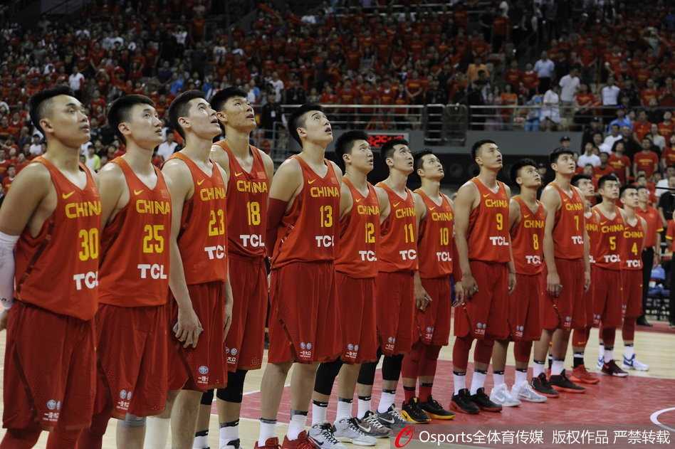 大连仲夏夜之憾:新锐男篮红队三分惜败宿敌伊朗 阿不都沙拉木在人群中高高跃起,凭借出色的预判摘下一个宝贵的前场篮板,落地瞬间他迅速护球,眼神坚毅,充满了对胜利的渴望。