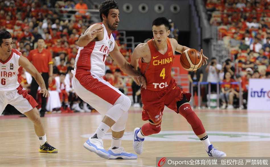 大连仲夏夜之憾:新锐男篮红队三分惜败宿敌伊朗 在大连体育中心,中国队替补席前的教练李楠眉头紧锁,他手持战术板正在场边大声呼喊部署,眼神中透露出对这支青年军的殷切期望与临场指挥的专注。