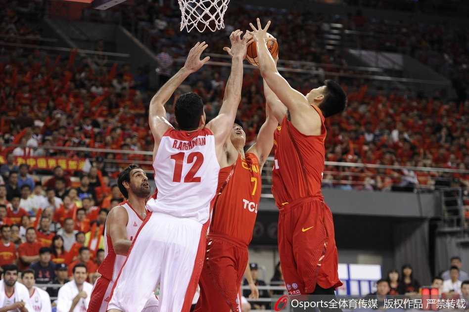 大连仲夏夜之憾:新锐男篮红队三分惜败宿敌伊朗 镜头捕捉到暂停时刻,伊朗队球员围成一圈,队长击掌鼓劲,脸上洋溢着自信的笑容,显然他们通过经验压制住了年轻的中国队,掌控着场上的节奏。