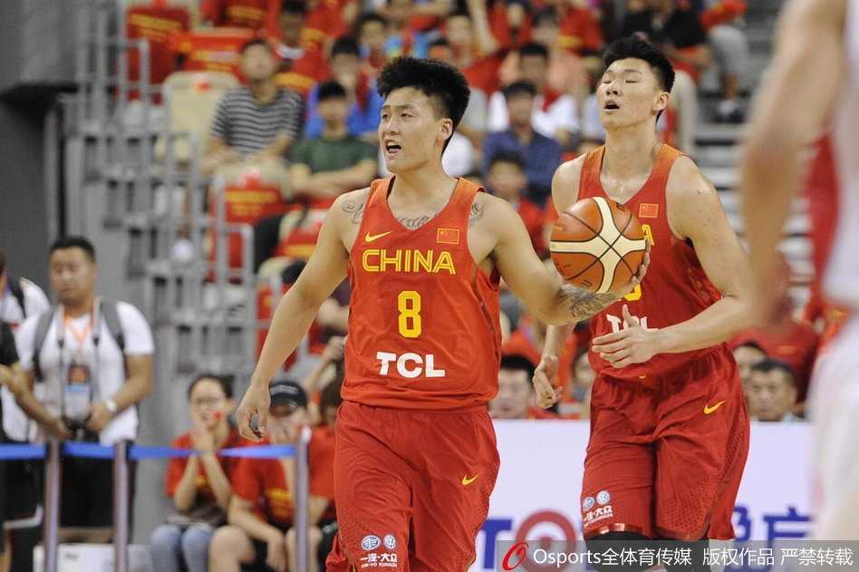 大连仲夏夜之憾:新锐男篮红队三分惜败宿敌伊朗 赵继伟面对伊朗防守球员的长臂干扰,冷静地运球寻找节奏,随即干拔而起,手起刀落命中三分,这关键一投帮助球队吹响了反击的号角。