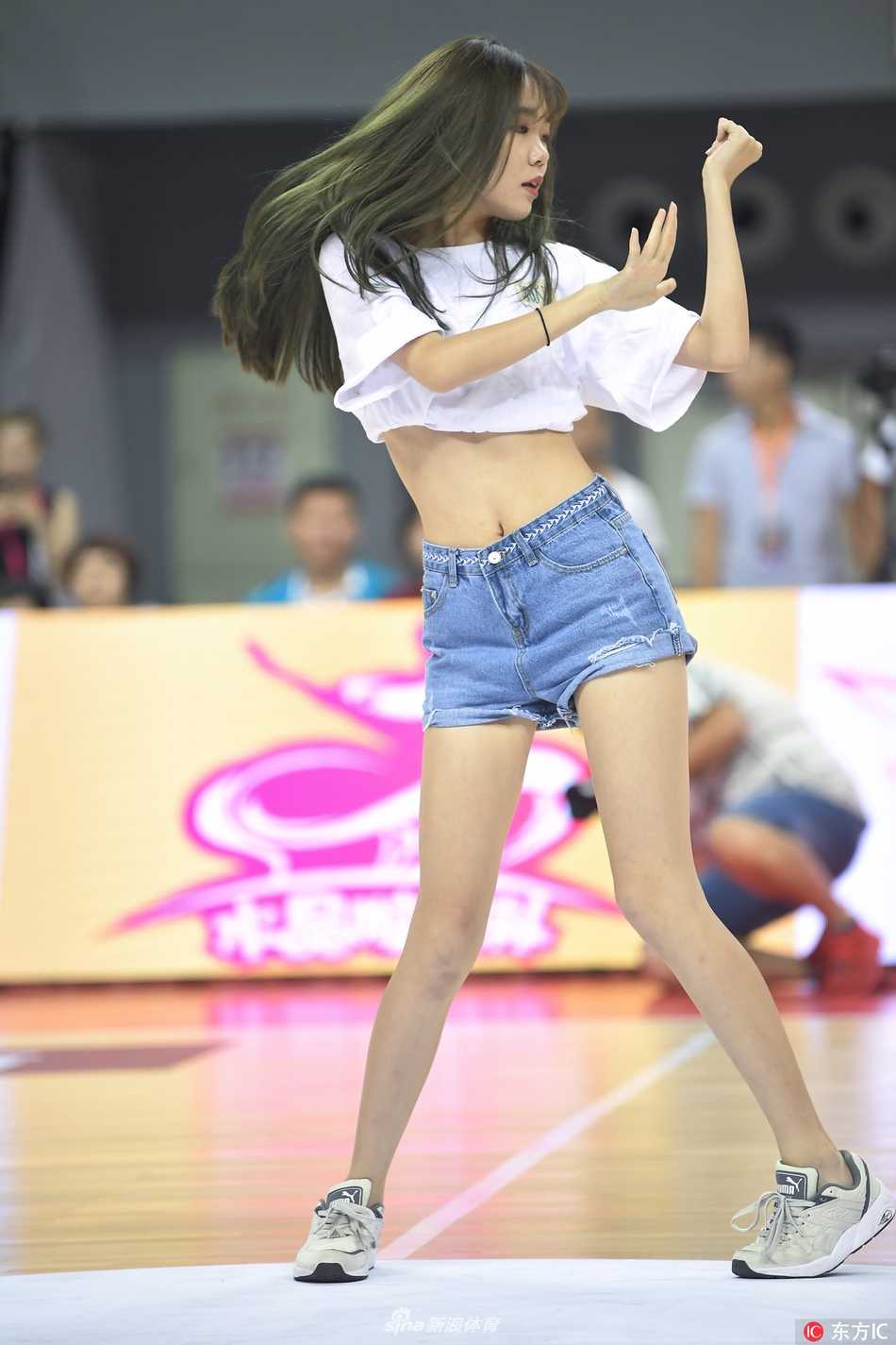 大连四国赛辽篮力克塞尔维亚 篮球宝贝热舞燃爆全场 辽宁男篮后卫线球员在面对塞尔维亚高大防守球员时,犹如灵蛇出洞,用一次精彩的变向过人撕开防线,眼神中透露出必胜的坚定。