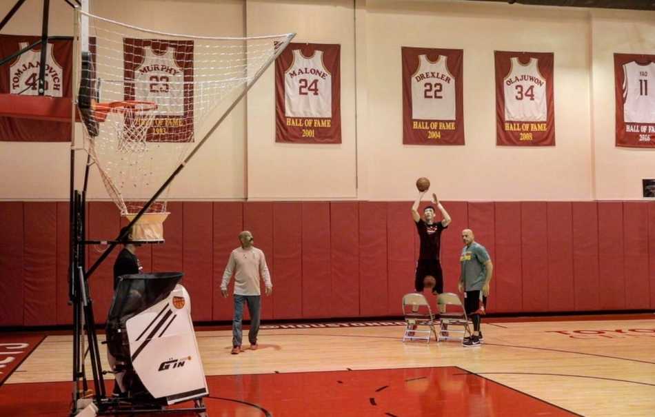 大魔王休斯敦逐梦记:在姚明注视下特训,火箭全队为他护航 训练场上的周琦神情专注,正在完成一次投篮练习。阳光透过球馆的窗户洒在他身上,仿佛为他镀上了一层金色的光芒。从CBA到NBA,从新疆到休斯敦,他正脚踏实地,向着心中的篮球殿堂一步步迈进。