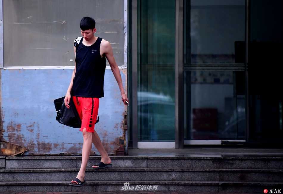 大魔王冒雨回归,辽宁全运最後一块拼图就位 训练结束後,周琦独自在场边加练投篮,窗外是沈阳的阴雨天,窗内是他不知疲倦的身影,只为在全运赛场上绽放最耀眼的光芒。