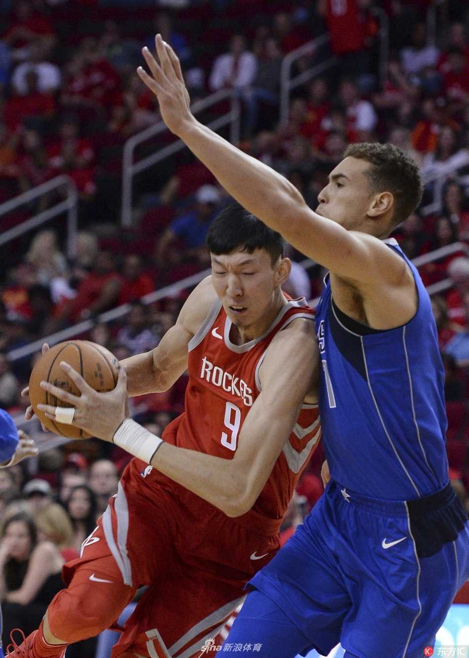 眼神坚毅的周琦在聚光灯下脱下训练服，站在场边等待出场，他的身后是座无虚席的丰田中心，这一刻他等待了太久太久。