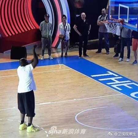 奥尼尔轻轻松松将何炅扛在肩头，何炅笑得像个孩子，两人身高差萌翻全场，这就是传说中的最萌身高差