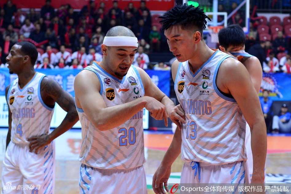 亚当斯如闪电撕裂防线，高难度后仰跳投在对手遮眼防守中划出美妙弧线，瞬间点燃红山体育馆的激情