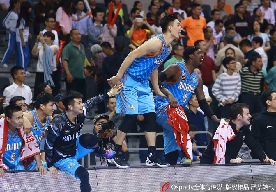 天山之巅:新疆男篮破茧成蝶终圆冠军梦 广东队领袖易建联在比赛中高高跃起,完成一记势大力沉的单手劈扣,展现出八冠王不屈的斗志,但篮下的新疆队员严密的防守让这次得分显得尤为艰难。