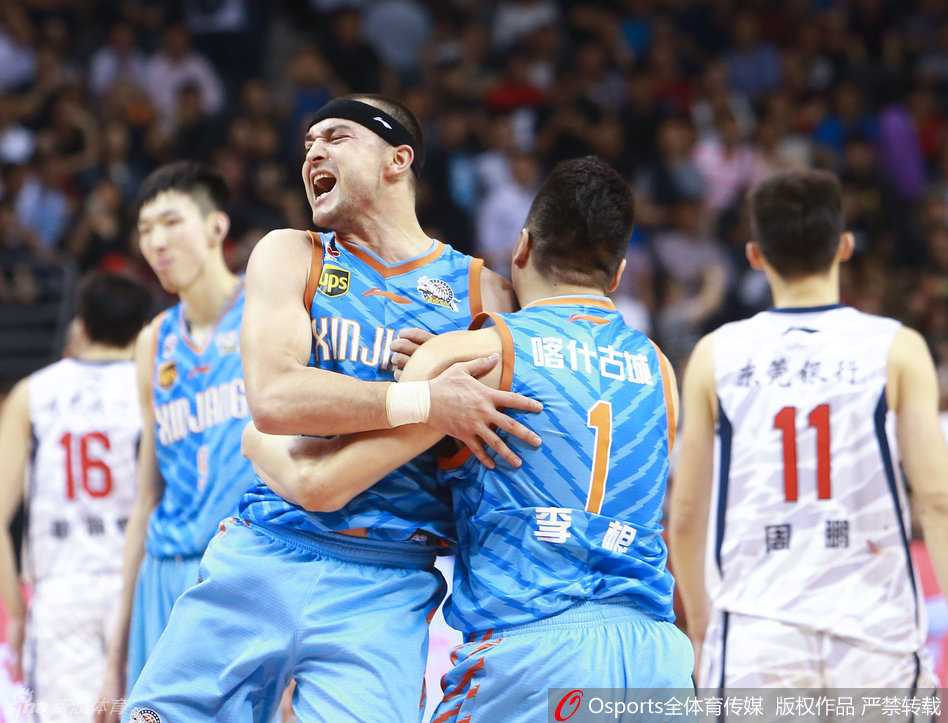 天山之巅:新疆男篮破茧成蝶终圆冠军梦 新疆后卫西热力江眼神犀利,沉稳地控球推进,他是这支球队坚守最久的功勋老臣,历经球队九年的起伏,终于亲手将球带向了冠军的彼岸。