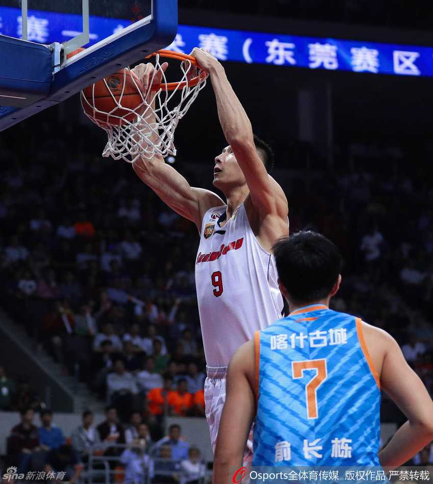 天山之巅:新疆男篮破茧成蝶终圆冠军梦 广东队长周鹏在新疆队员的严密包夹下强行突破,他全场贡献22分,展现了作为球队新领袖的责任与担当,但独木难支,无奈吞下失利的苦果。