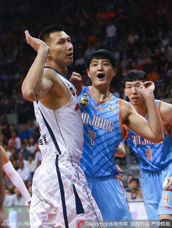 天山之巅:新疆男篮破茧成蝶终圆冠军梦 易建联与满脸失落的队友们走在一起,他伸手试图安慰身旁的年轻队员,作为球队领袖,他的眼神中虽有无奈,但更多是对未来的坚定与期许。