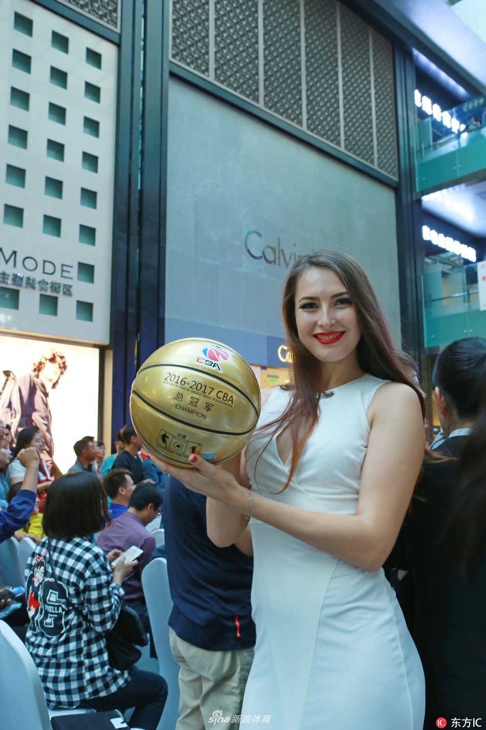 俄罗斯模特在街头自然地摆弄着篮球，188cm的身高让她在人群中格外醒目，手中的CBA冠军球与她专注的眼神，定格了2017年秋天乌鲁木齐最美的瞬间