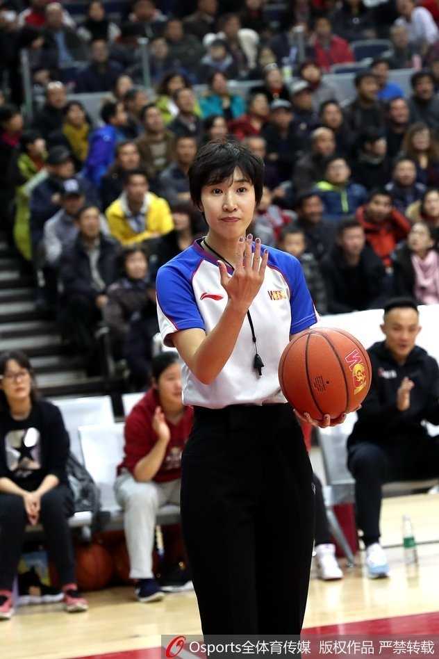 李月汝在篮下强打，用身体卡住防守球员后柔和勾手，虽然身材高大但技术动作十分细腻