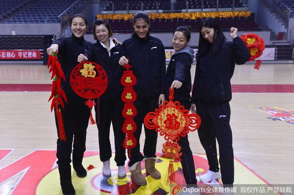 拍摄现场花絮，查尔斯与国内队员嬉笑互动，狗年玩偶在人群中传递，背景虽简朴，却藏不住这支队伍亲如一家的深厚情谊。