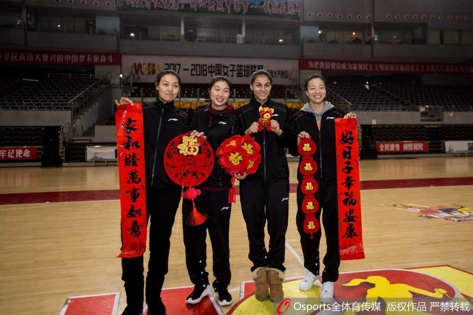 镜头拉近，查尔斯抱着小狗玩偶，眼神温柔似水，她身后是悬挂着的中国结，这位篮下霸主在年味中展现出如同邻家姐姐般的亲和力。