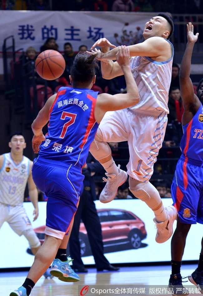 大外援利马在对方内线高高跃起，用一记势大力沉的双手暴扣终结进攻，引爆全场。