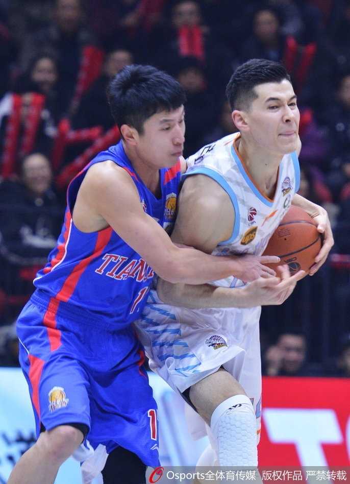 新疆队长可兰白克-马坎底角三分出手，篮球划过一道完美的弧线直奔篮筐。