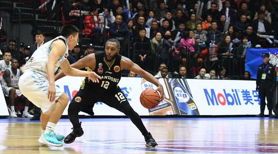 可兰白克-马坎接球后毫不犹豫，迎着防守人高高跃起，三分线外百步穿杨，这是属于新疆队长的冷血时刻。