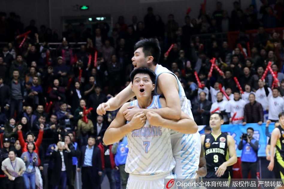 终场哨响的瞬间，可兰白克与俞长栋紧紧相拥，汗水与喜悦交织，他们用血肉之躯捍卫了这座球馆不败的神话。