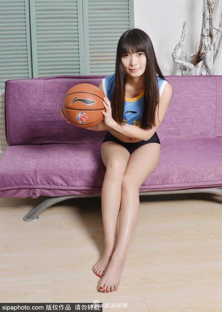 篮球宝贝们在训练间隙合影，她们拥有健康的小麦色肌肤和修长美腿，笑容里洋溢着青春的自信与活力。