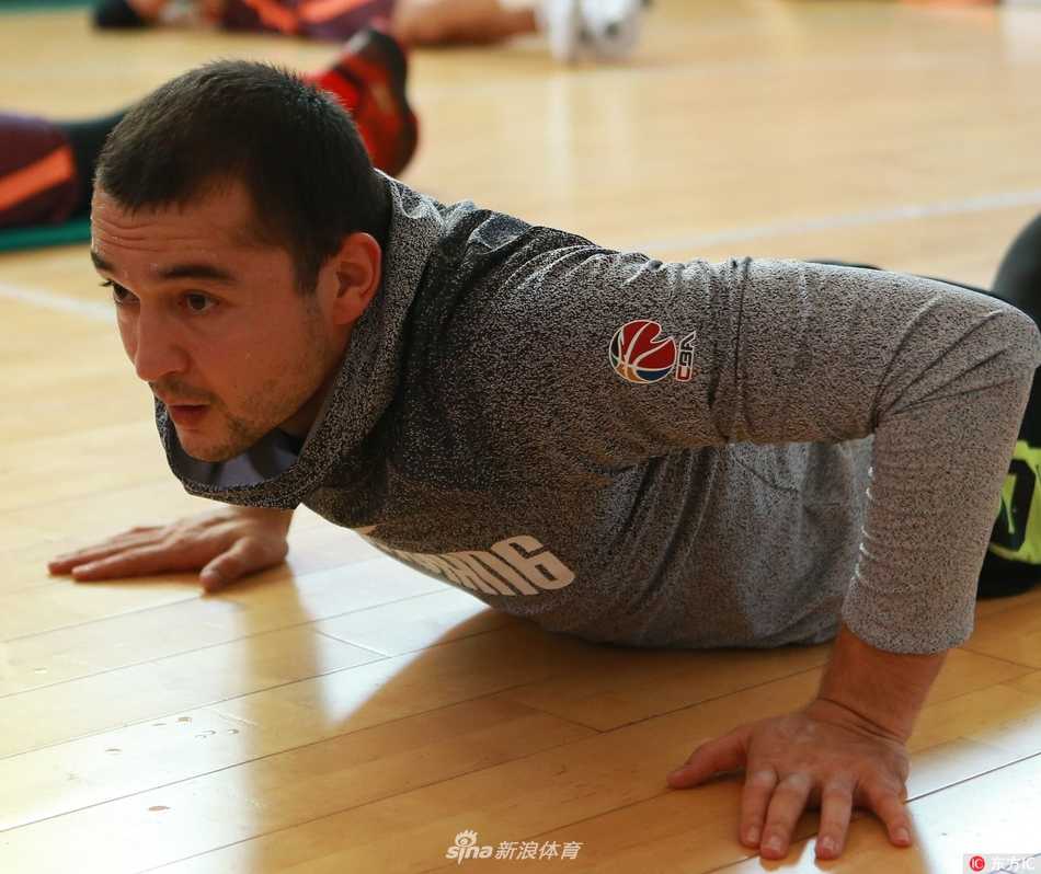 年轻锋线阿不都沙拉木在训练中自信出手，经历国家队和全运会洗礼后，他被寄予厚望成为新疆新一代锋线尖刀。