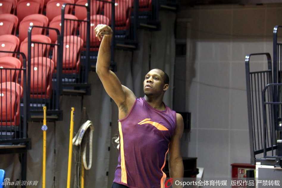  Lester Hudson 目光如炬，在空旷的球馆中提前加练，手中的篮球仿佛是他即将出鞘的利刃，每一次投篮都在雕刻着比赛的决心。