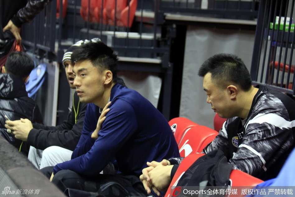  赵继伟在训练中全神贯注，运球穿越半场，灵动的身姿犹如球场上的精灵，正一丝不苟地执行着教练布置的训练内容。