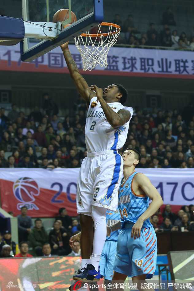 李根为了救一个即将出界的球，整个人飞扑出赛场，展现出拼尽全力的铁血精神。