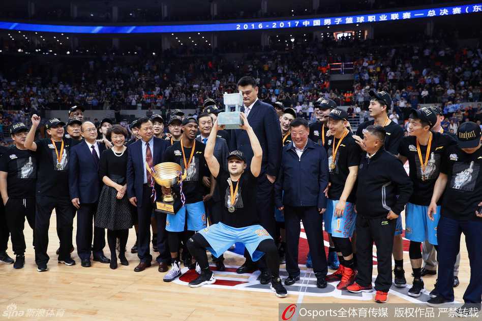 中国篮协主席姚明面带微笑，将象征着至尊荣耀的冠军鼎递到恩师李秋平手中，两人目光交汇，这一刻是对这位冠军教头执教能力的最好褒奖。