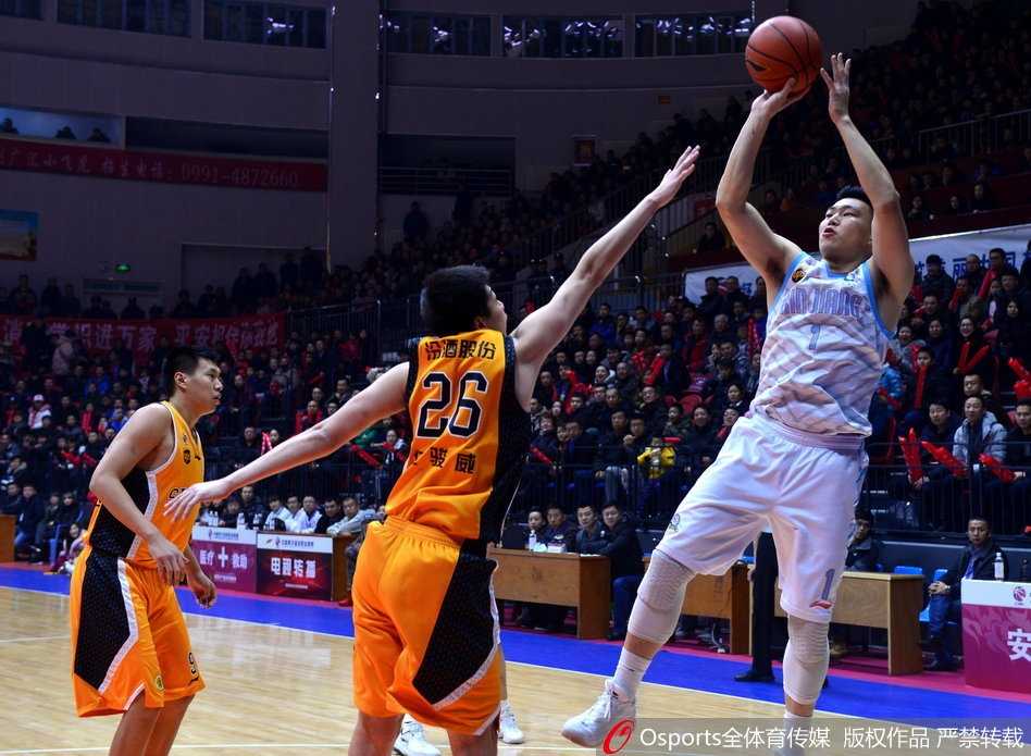 新疆队小外援亚当斯在山西队三人合围之下，如穿花蝴蝶般高难度抛射出手，篮球在空中划出一道彩虹弧线