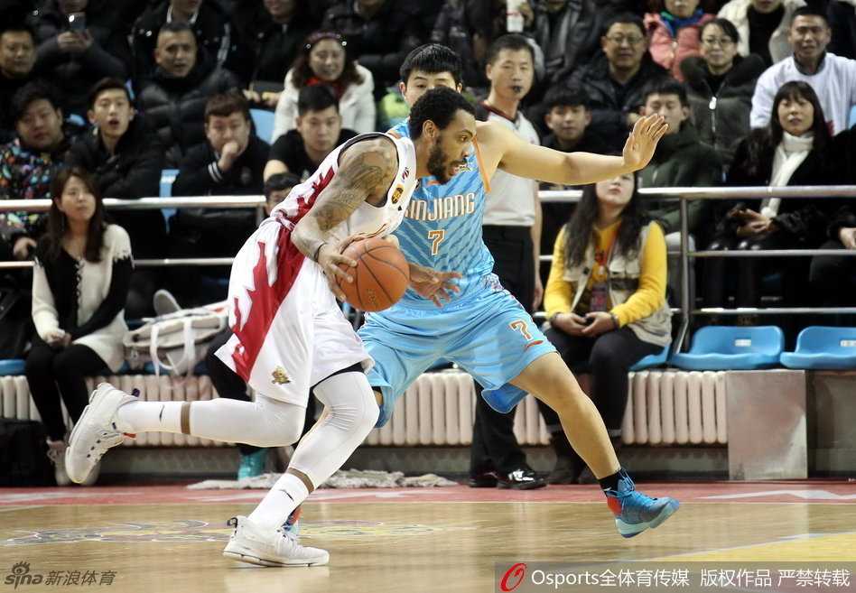 布莱切化身禁区巨无霸，旱地拔葱，双手将球砸进篮筐，整个篮架都在为这雷霆万钧的一击而震颤。