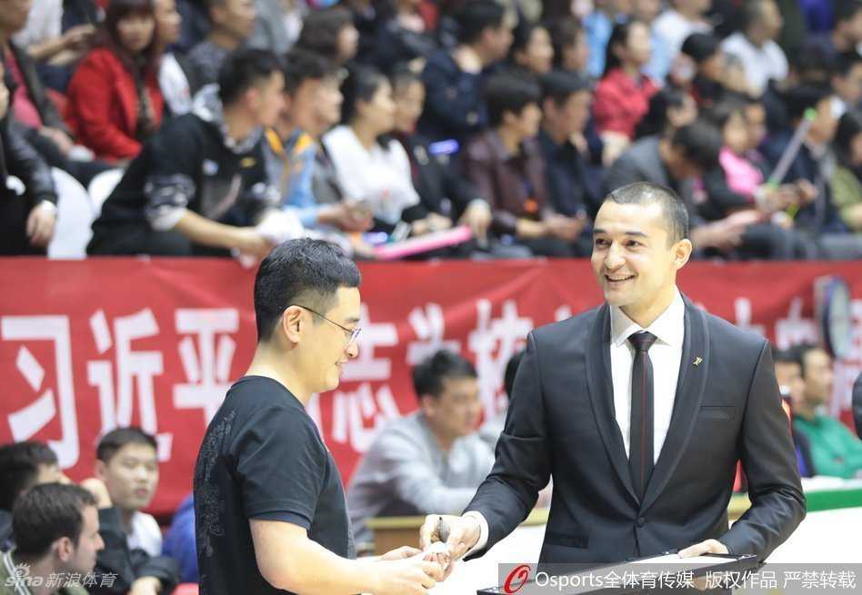 昔日内线霸主唐正东与“大巴”巴特尔在庆典上重逢，两人相视而笑，紧紧相拥，岁月带走了他们的巅峰年华，却带不走那份为新疆篮球奋斗过的深厚战友情。