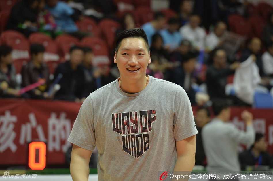 场边的啦啦队姑娘们笑容灿烂，她们与冠军奖杯合影留念，青春洋溢的笑脸与闪耀的金杯交相辉映，成为夺冠庆典上一道亮丽而欢快的风景线。